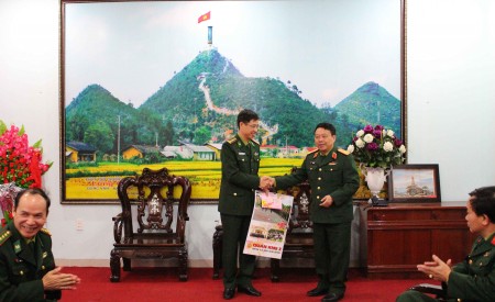 Phó Tư lệnh Quân khu chúc Tết Bộ Chỉ huy BĐBP tỉnh Hà Giang.