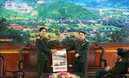 Phó Tư lệnh Quân khu chúc Tết Trung đoàn 877, Bộ CHQS tỉnh Hà Giang.