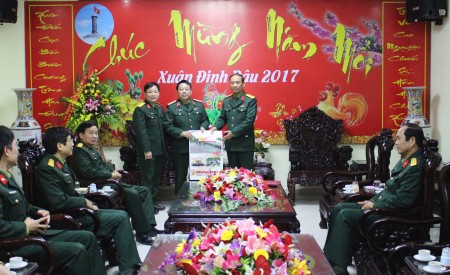 Phó Tư lệnh Quân khu chúc Tết Bộ CHQS tỉnh Hà Giang.