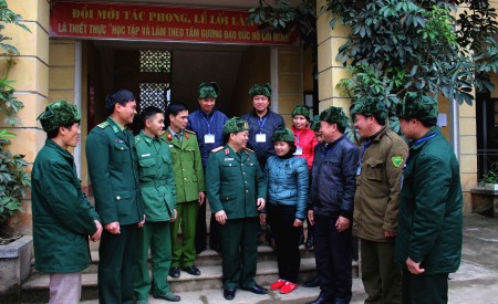Phó Tư lệnh Quân khu trao đổi với các lực lượng và cấp ủy, chính quyền nhân dân xã Nghĩa Thuận về công tác bảo đảm an ninh chính trị trong dịp Tết.
