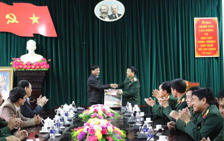 Phó Tư lệnh Quân khu chúc tết Huyện ủy huyện Hàm Yên (Tuyên Quang).