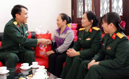 Đại tá Nguyễn Thắng Xuân trao quà động viên Thiếu tá CN Hoàng Thị Tơ.