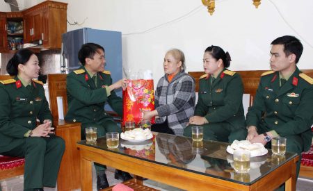Đại tá Nguyễn Thắng Xuân trao quà động viên Đại úy CN Nguyễn Thị Lan.