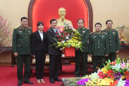 Đ/c Nguyễn Hồng Thắng tặng hoa và chúc tết Quân khu.