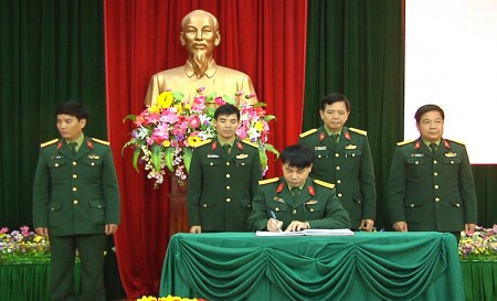  Đại diện các cơ quan Bộ CHQS tỉnh ký kết giao ước thi đua. 