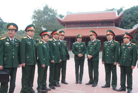  Trước nhà tưởng niệm Chủ tịch Hồ Chí Minh, Tư lệnh Quân khu và các cán bộ nói chuyện đầu xuân học tập tấm gương Bác.