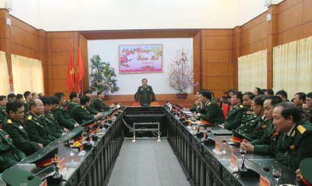 Sau buổi giao ban, thay mặt Đảng ủy, Bộ Tư lệnh đồng chí Tư lệnh Quân khu chúc tết toàn thể cán bộ, chiến sĩ, QNCN, CNVQP Lực lượng vũ trang Quân khu.