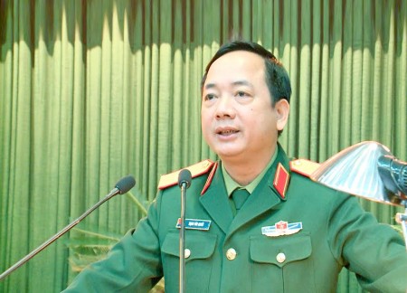 Thiếu tướng Trịnh Văn Quyết, Bí thư Đảng ủy, Chính ủy Quân khu phát biểu tại buổi gặp mặt.