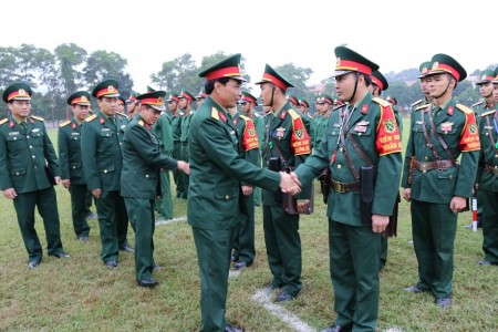 Đại tá Trần Minh Phong và cơ quan kiểm tra động viên lực lượng KSQS trước giờ xuất quân. 