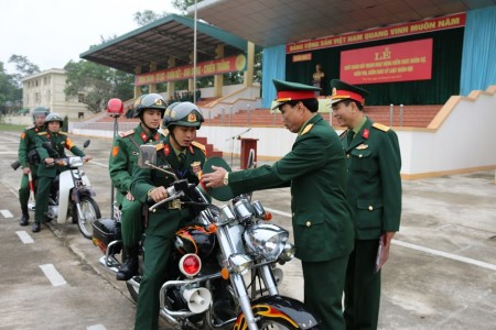 Đại tá Trần Minh Phong và cơ quan kiểm tra phương tiện trước giờ xuất quân.