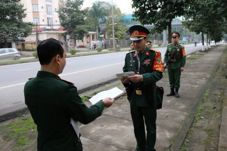 Tổ KSQS Tiểu đoàn Vệ binh 15, Bộ TM QK kiểm tra giấy tờ phương tiện QS.