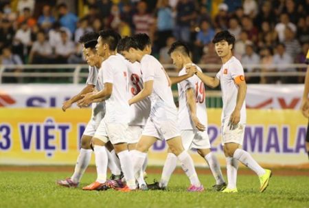 Các cầu thủ U23 Việt Nam vui mừng sau khi Công Phượng ghi bàn thắng thứ 3 cho đội nhà. Ảnh: thanhnien.vn 