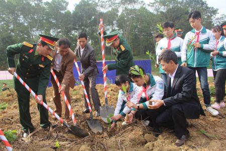 Lãnh đạo Cục Kỹ thuật Quân khu, cấp ủy, chính quyền địa phương và chỉ huy Kho K5 tham gia trồng cây đầu Xuân mới Đinh Dậu.