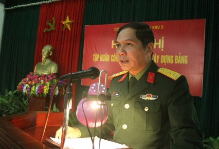 Đại tá Lê Văn Hải, Phó Chủ nhiệm Chính trị QK phát biểu khai mạc tập huấn.