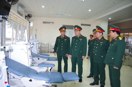 Phó Tư lệnh QK kiểm tra đơn vị thận nhân tạo của Bệnh viện.