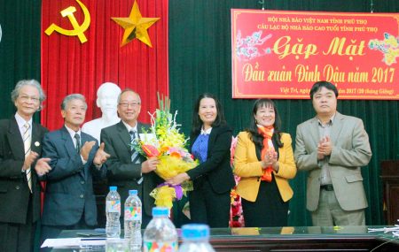 Lãnh đạo Hội nhà báo Việt Nam tỉnh Phú Thọ tặng hoa chúc mừng tại buổi gặp mặt.
