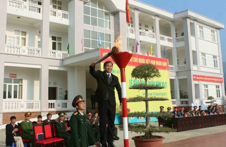 Lãnh đạo thành phố Lai Châu thắp đuốc truyền thống trong buổi lễ giao nhận quân.