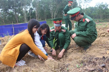 Thầy cô giáo Trường THCS Hạ Hòa, huyện Hạ Hòa, tỉnh Phú Thọ tham gia trồng cây tại Kho K5, Cục Kỹ thuật Quân khu.