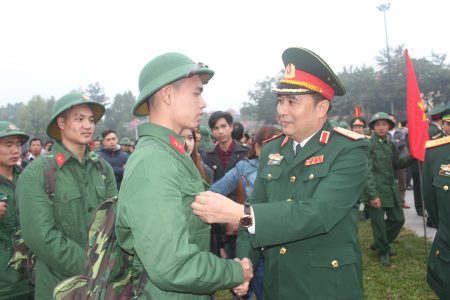 Đồng chí Tư lệnh động viên thanh niên thành phố Lào Cai.