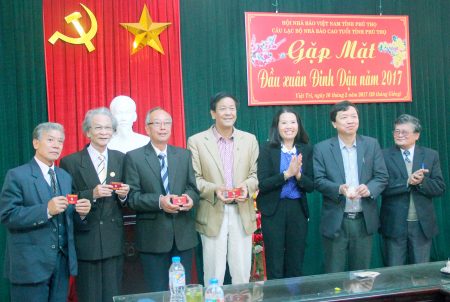 Lãnh đạo Hội nhà báo Việt Nam tỉnh Phú Thọ trao thẻ hội niên cho hội viên Câu lạc bộ Nhà báo cao tuổi tỉnh.