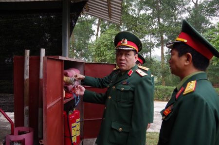 Phó Tư lệnh QK kiểm tra trang bị PCCN Kho T10.