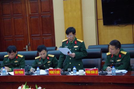 Đại tá Nguyễn Văn Vinh, Trưởng phòng Tổ chức QK đọc báo cáo kiểm điểm.