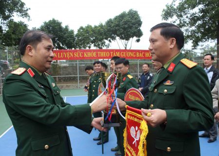 Đồng chí Tư lệnh QK trao cờ và cúp lưu niệm cho đại diện Câu lạc bộ quần vợt Bộ CHQS tỉnh Phú Thọ.