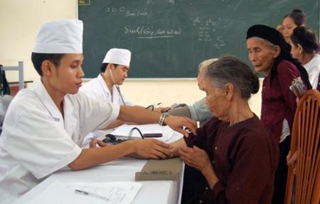 Các y sĩ, bác sĩ Bệnh viện Quân y 110 (Quân khu 1) khám, cấp thuốc miễn phí cho người dân xã Phù Khê, thị xã Từ Sơn, tỉnh Bắc Ninh. Ảnh: Hoàng Gia Minh 