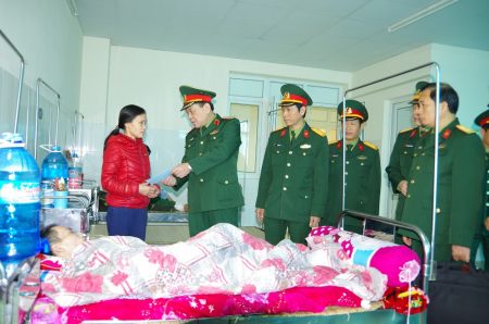 Phó Tư lệnh QK tặng quà quân nhân Nguyễn Công Khánh đang điều trị tại bệnh viện. 