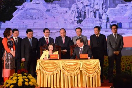 Thủ tướng Nguyễn Xuân Phúc và lãnh đạo các bộ, ngành chứng kiến lễ ký cam kết thỏa thuận đầu tư giữa lãnh đạo tỉnh Tuyên Quang và các doanh nghiệp.