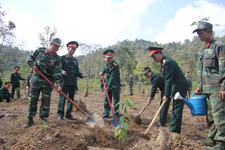 Lãnh đạo Bộ CHQS tỉnh Sơn La tham gia trồng cây đầu xuân Đinh Dậu 2017.