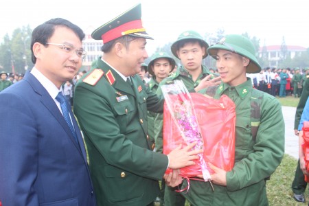 Tư lệnh QK tặng hoa và quà cho thanh niên nhập ngũ.
