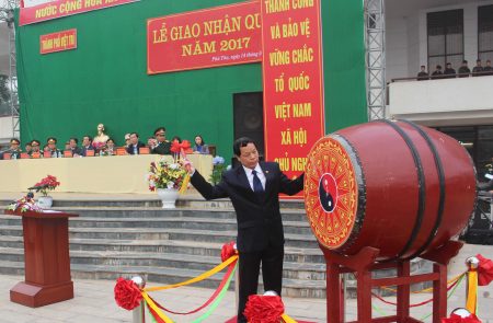 Ông Lê Hồng Vân, Chủ tịch UBND, Chủ tịch Hội đồng NVQS TP Việt Trì đánh trống giao quân.