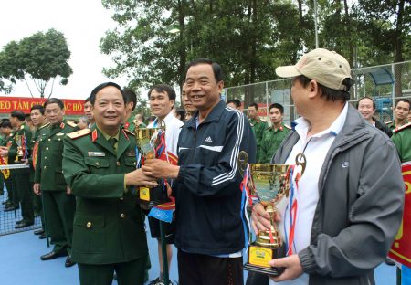 Chính ủy Quân khu trao cúp lưu niệm cho Chủ nhiệm Chính trị Quân khu.