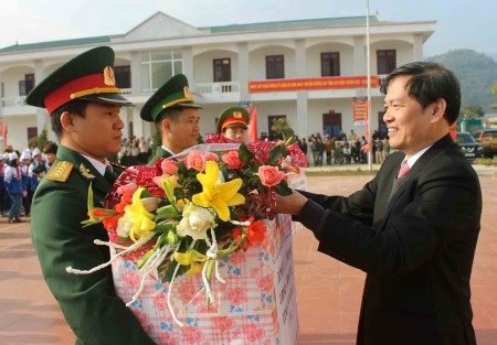 Lãnh đạo tỉnh Lai Châu tặng quà và hoa đơn vị nhận quân.