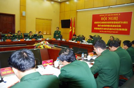 Thiếu tướng Hoàng Hữu Thế, Ủy viên Thường vụ Đảng ủy, CNCT QK phát biểu. 