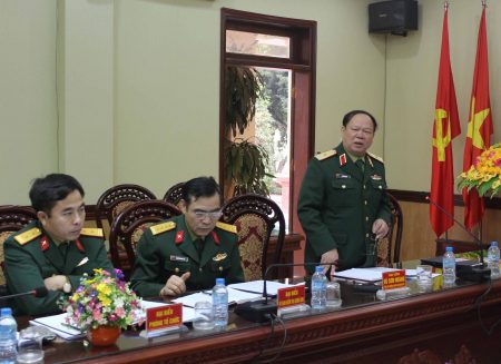 Thiếu tướng Vũ Sơn Hoàng, Phó Chủ nhiệm Chính trị Quân khu phát biểu tại hội nghị.