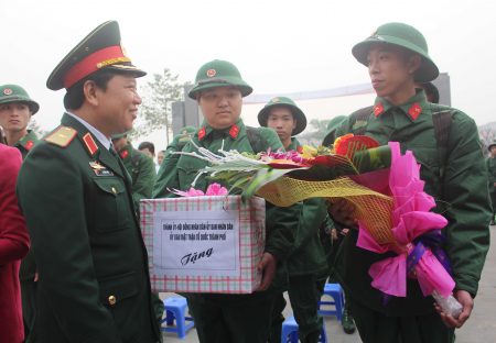 Thiếu tướng Lê Hiền Vân, Phó Chủ nhiệm TCCT tặng hoa động viên thanh niên TP Việt Trì lên đường nhập ngũ.