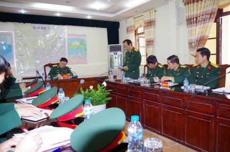 Đại tá Bùi Quang Lưu, Giám đốc Bệnh viện báo cáo kết quả thực hiện nhiệm vụ với Đoàn kiểm tra. 