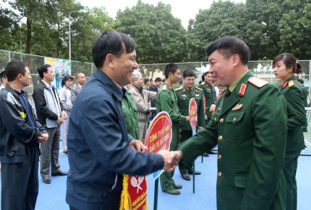 Phó Chính ủy Quân khu trao cờ lưu niệm cho lãnh đạo Công ty cổ phần xây dựng Sông Hồng.
