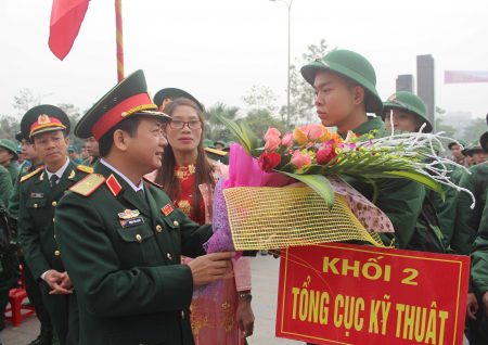 Thiếu tướng Trịnh Văn Quyết, Bí thư Đảng ủy, Chính ủy Quân khu tặng hoa, quà, động viên các thanh niên TP Việt Trì trong ngày hội tòng quân.