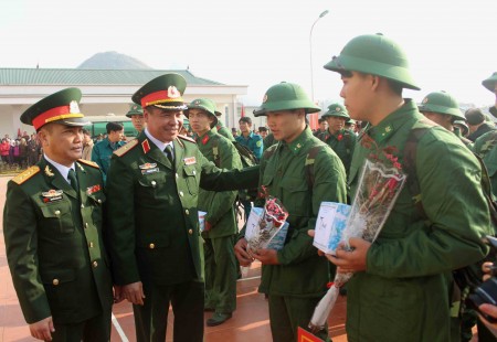 Phó Chính ủy Quân khu và Chỉ huy trưởng Bộ CHQS tỉnh Lai Châu động viên thanh niên lên đường nhập ngũ.