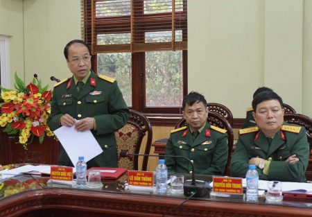 Đại tá Nguyễn Quốc Việt, Phó Bí thư Đảng ủy, Chủ nhiệm Hậu cần Quân khu thảo luận tại hội nghị.