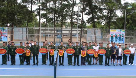 Các đồng chí trong Thường vụ Đảng ủy, Bộ Tư lệnh QK chụp ảnh lưu niệm cùng các đội giao lưu quần vợt.