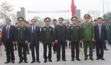 Các đại biểu TCCT, Quân khu 2 dự lễ giao quân chụp ảnh lưu niệm với lãnh đạo tỉnh Phú Thọ và TP Việt Trì.