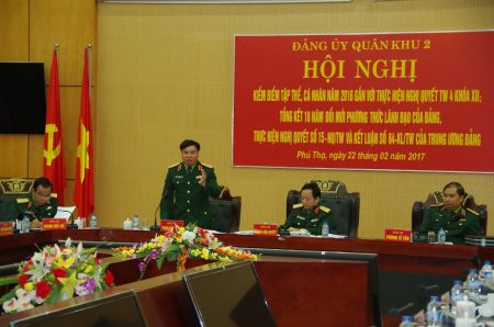 Thiếu tướng Phạm Đức Duyên, Ủy viên Thường vụ Đảng ủy, Phó Chính ủy QK phát biểu.