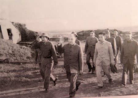 Đồng chí Trường Chinh thăm căn cứ Dốc Miếu, Quảng Trị (tháng 1-1974). Ảnh tư liệu 