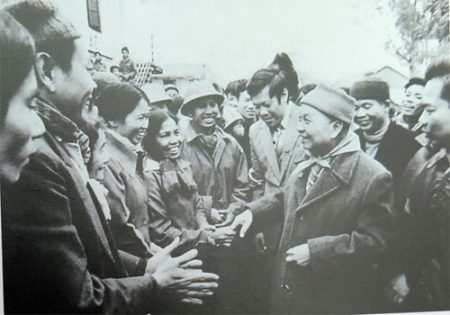 Đồng chí Trường Chinh thăm và chúc Tết cán bộ, công nhân xây dựng Cầu Thăng Long (ngày 31-1-1984). Ảnh tư liệu 