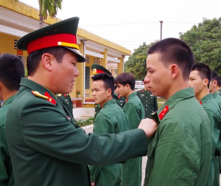 Thượng tá Phạm Hùng Hưng, Lữ đoàn trưởng Lữ đoàn 406 gặp gỡ động viên CSM.