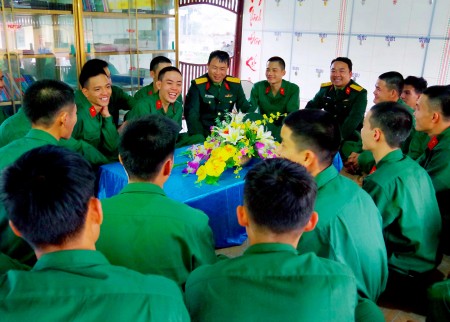 Thượng tá Nguyễn Văn Chính, Chính ủy Lữ đoàn gặp gỡ, động viên CSM có hoàn cảnh khó khăn.